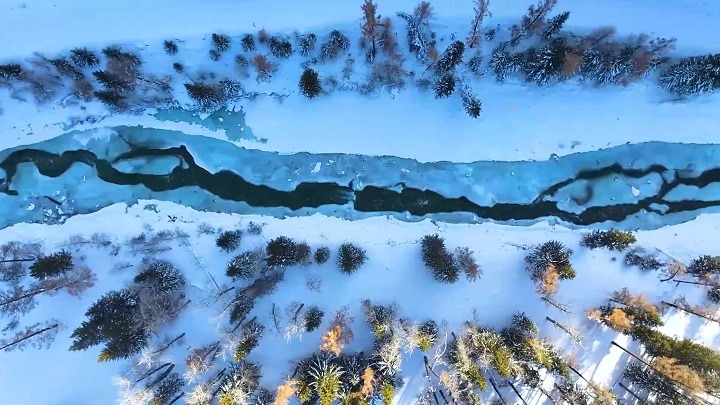 新疆青河：一弯流光向雪山