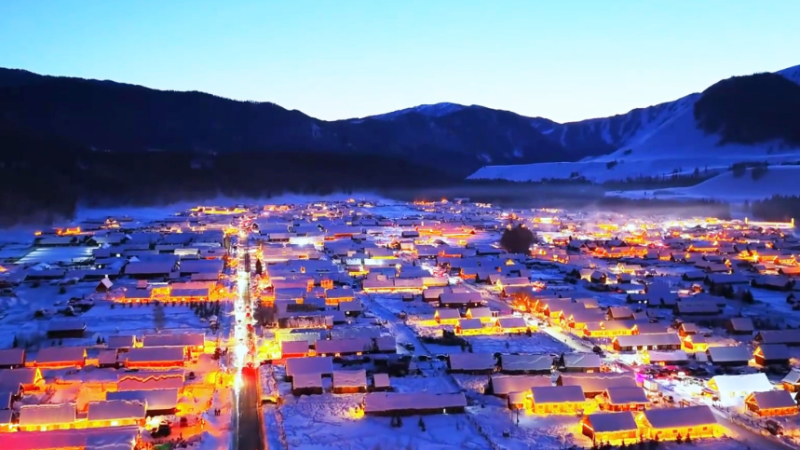 禾木冬夜：一抹钴蓝 万点暖黄