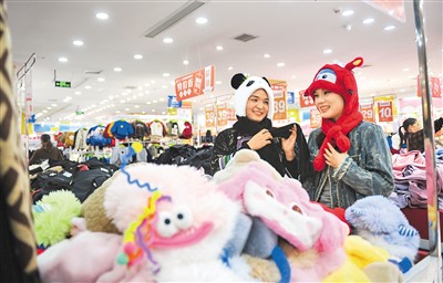 11月26日，消费者在贵州省黔东南苗族侗族自治州从江县一家商店选购帽子。　卢忠南摄（新华社发）