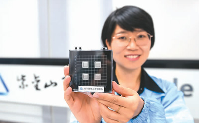 2024年4月1日，在江苏省南京市紫金山实验室6G综合实验室，科研人员展示自主研发的贝叶斯学习基带芯片。　新华社记者 季春鹏摄