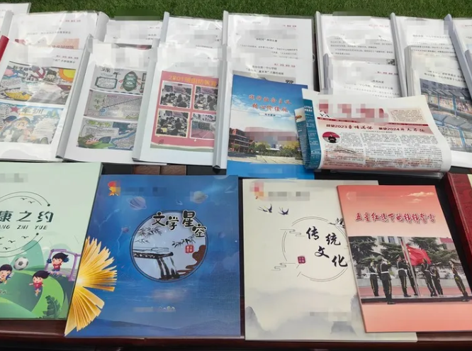 中部地区某中学展示学校教学教研成果的部分材料，其中包括学生的手抄报作业。新华社记者李紫薇摄