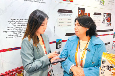 图为记者在采访来自秘鲁的展商。本报记者 徐佩玉摄