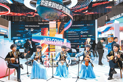 11月6日，表演者在第七届进博会国家综合展的哈萨克斯坦展馆演奏乐曲。新华社记者 张可任摄