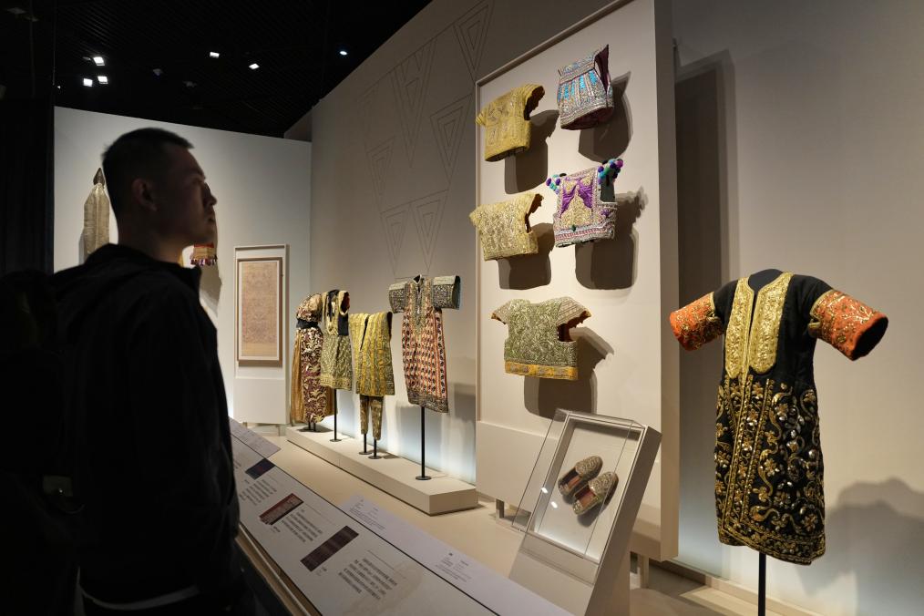 2月17日，观众在成都博物馆参观。新华社记者 刘坤 摄