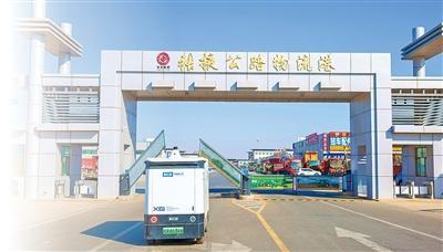 甘肃张掖公路物流港,一辆满载快递包裹的智能无人驾驶运输车将快递包裹送往服务站。杨永伟摄(影像中国) 甘肃张掖公路物流港,一辆满载快递包裹的智能无人驾驶运输车将快递包裹送往服务站。杨永伟摄(影像中国)