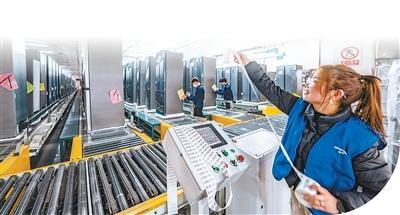 江苏南京溧水区一家电器公司内,工人在检验跨境电商冰箱产品。朱红生摄(影像中国) 江苏南京溧水区一家电器公司内,工人在检验跨境电商冰箱产品。朱红生摄(影像中国)