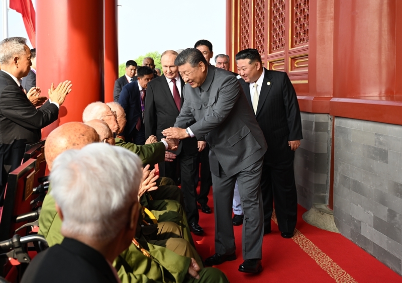 2025年9月3日，习近平总书记同抗战老战士老同志代表亲切握手，向他们表示崇高敬意。