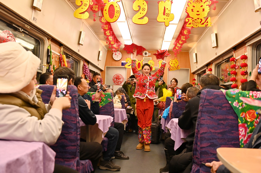 “大花”铺位、冻梨摆桌 哈铁首列东北民俗文化主题列车启程