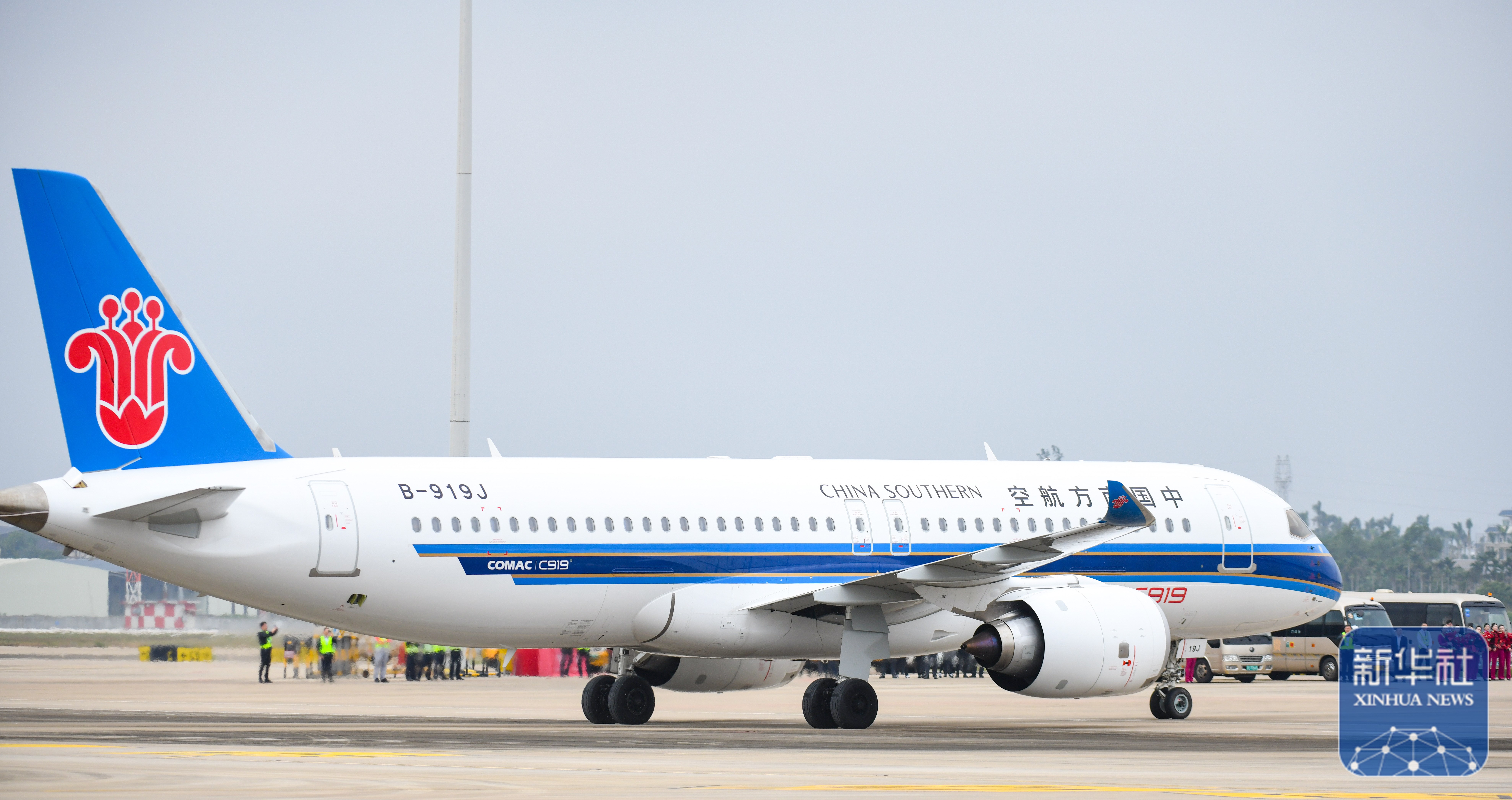 新华全媒+丨国产大飞机C919首次搭载旅客飞抵海南