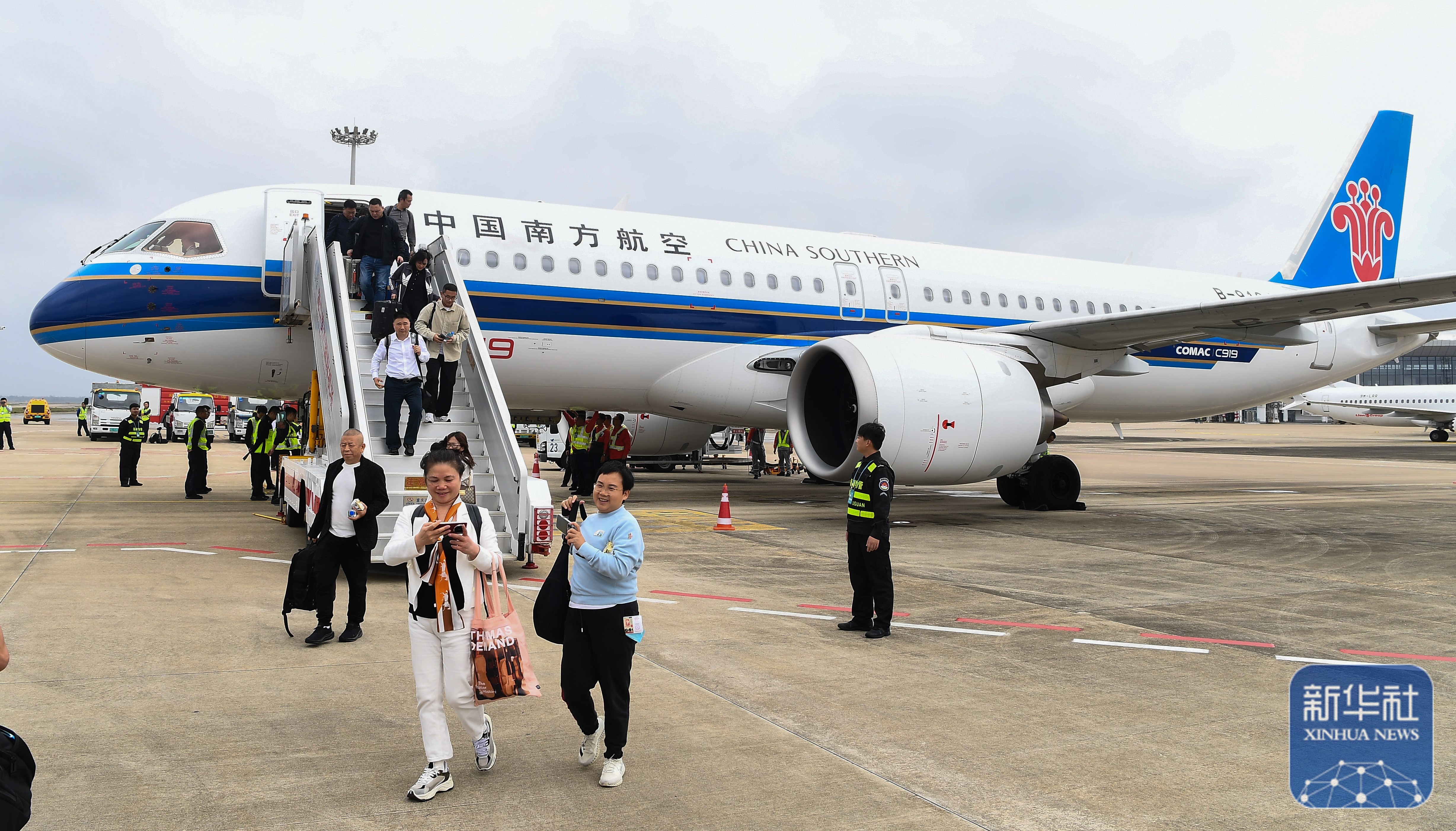 新华全媒+丨国产大飞机C919首次搭载旅客飞抵海南
