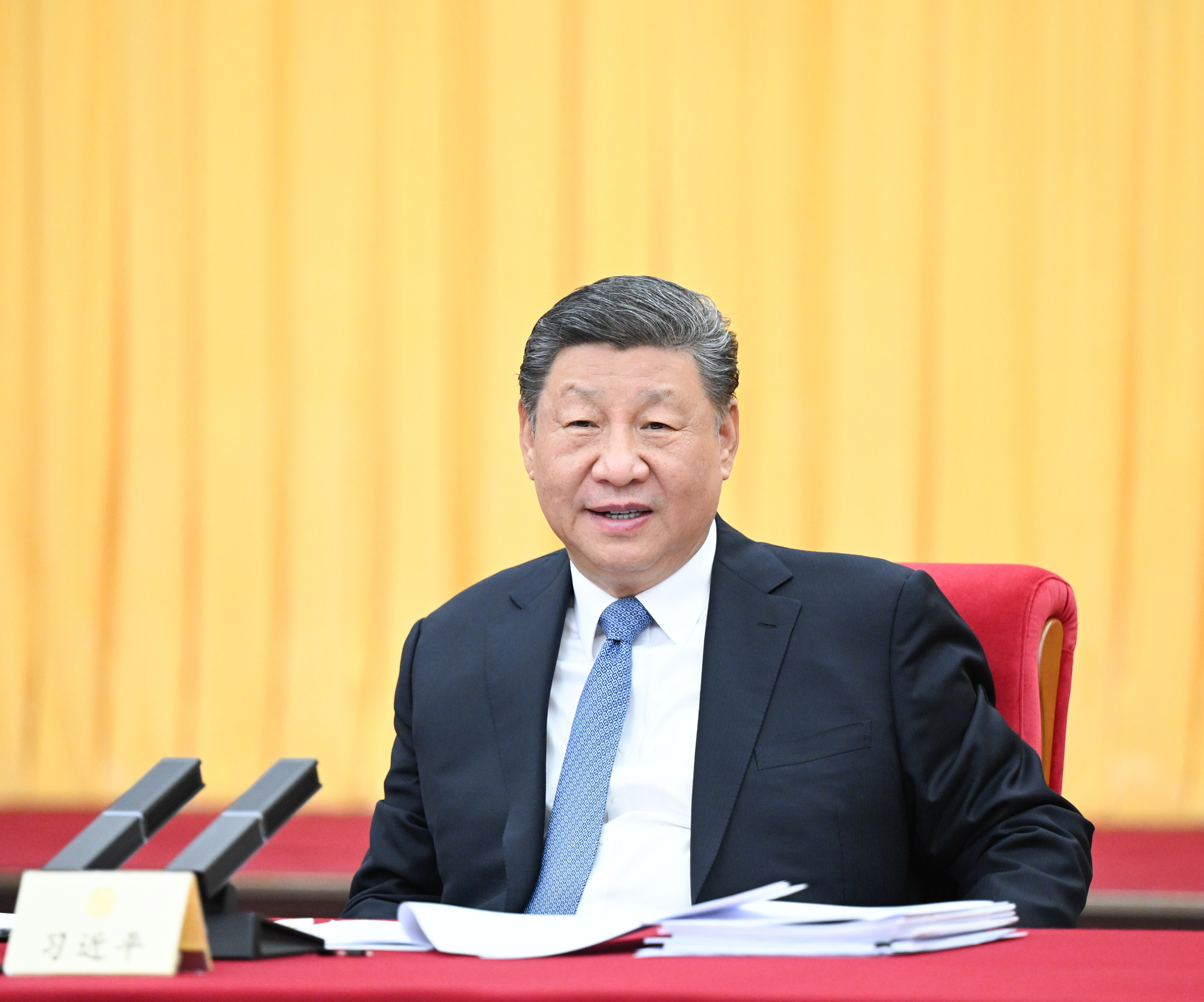 2025年3月6日，习近平总书记看望参加全国政协十四届三次会议的民盟、民进、教育界委员，并参加联组会。