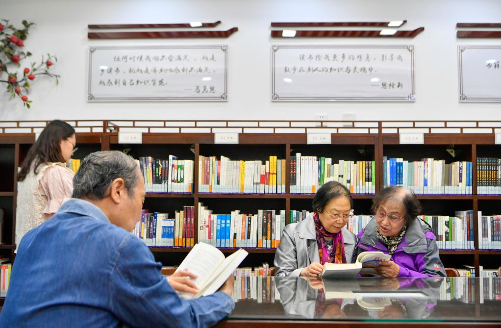 2023年4月21日,在天津市河西区天塔街西岸书斋，读者在阅读书籍。