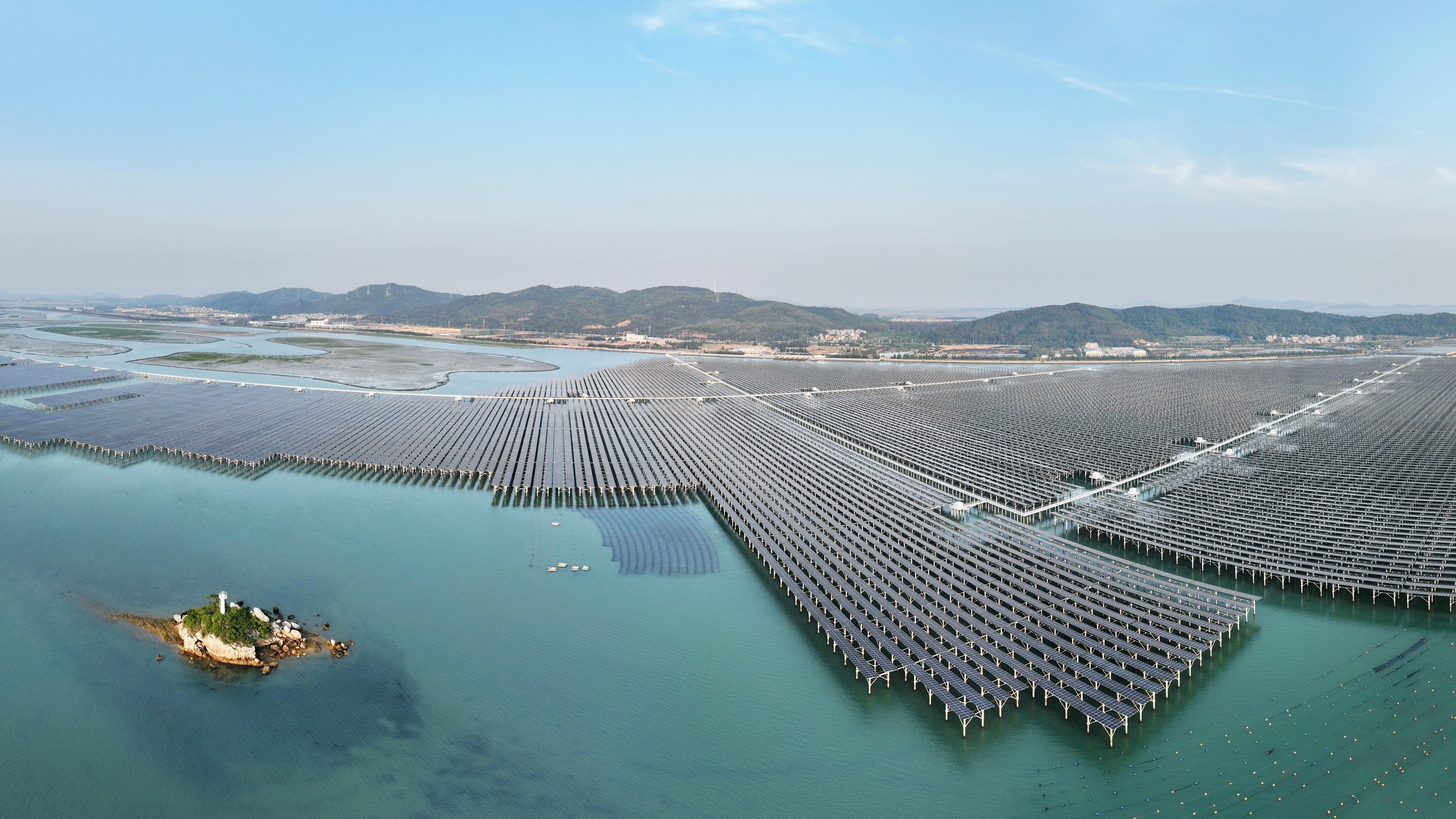 我国首个高风速海域海上光伏项目实现全容量并网