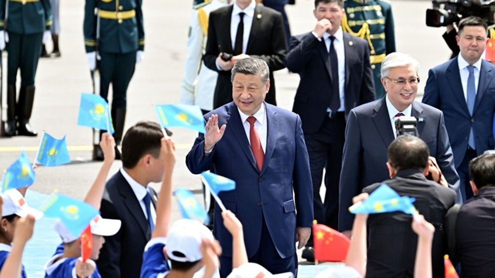 新华图讯丨习近平抵达阿斯塔纳出席第二届中国—中亚峰会