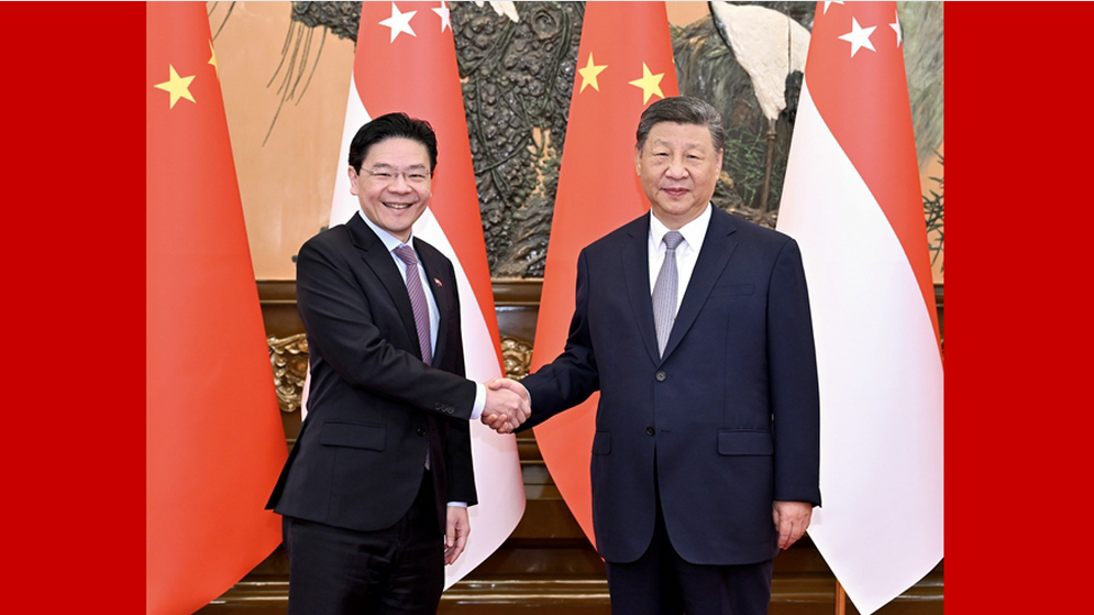 习近平会见新加坡总理黄循财
