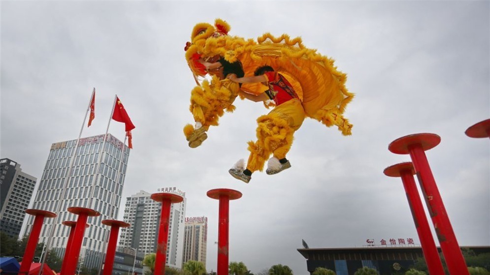 东方之珠 祖国之舰——海军山东舰航母编队访问香港首日见闻