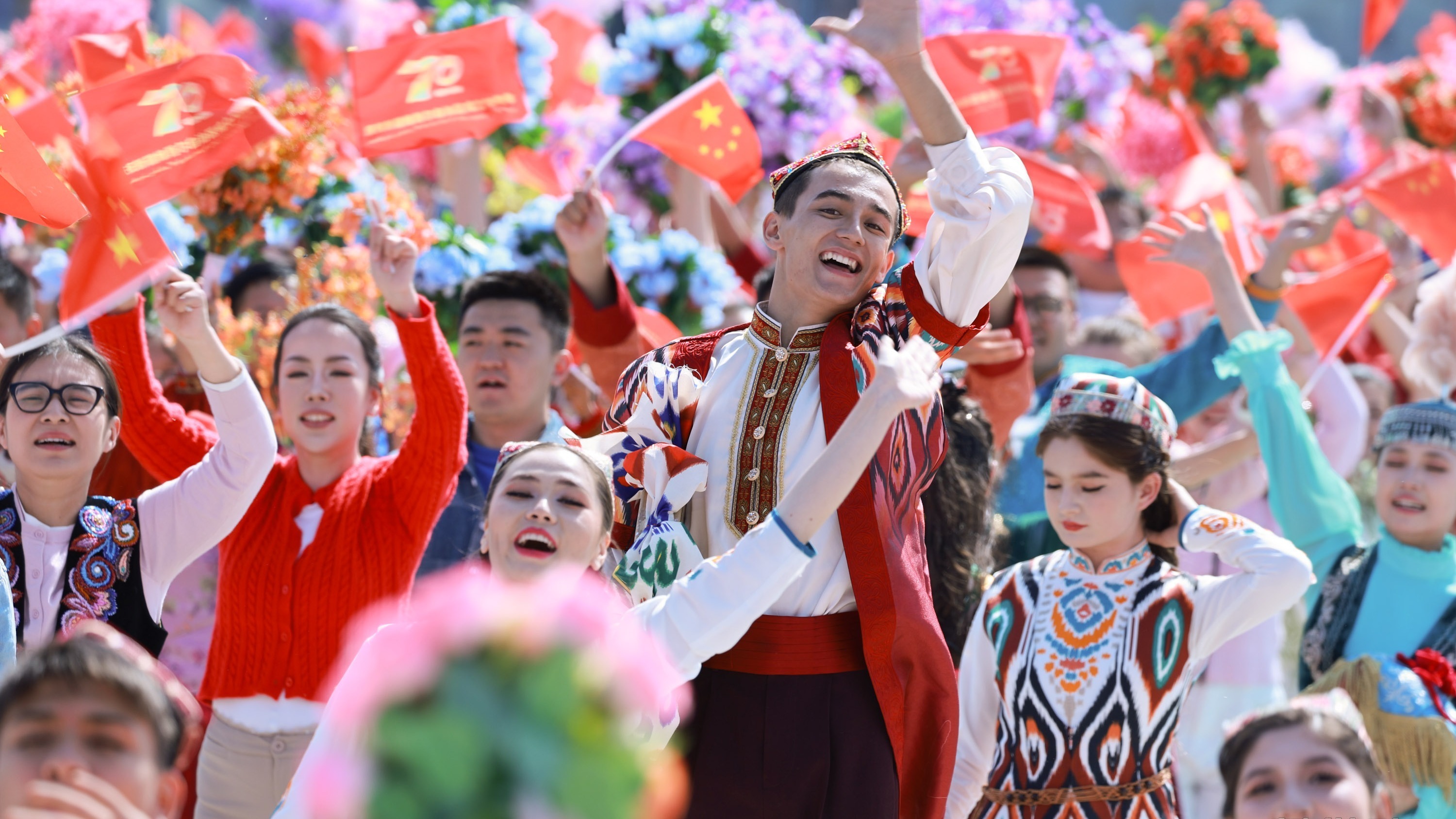 高清大图丨新疆各族群众热烈欢迎习近平总书记