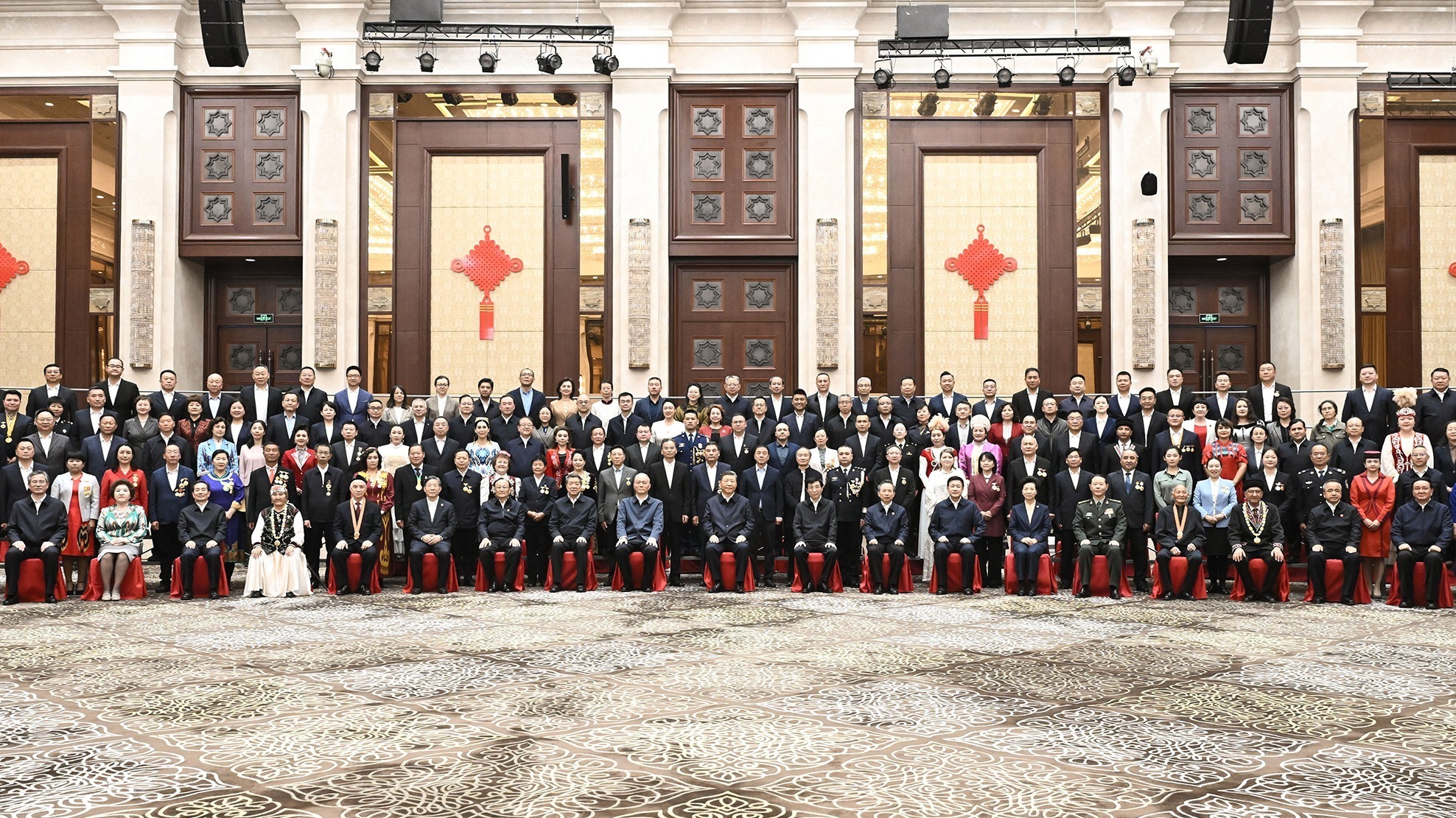 习近平接见新疆各族各界代表