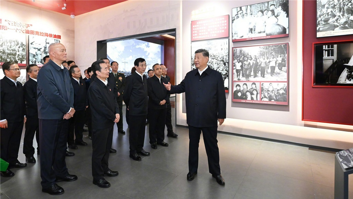 新华图讯丨习近平参观新疆维吾尔自治区成立70周年主题成就展