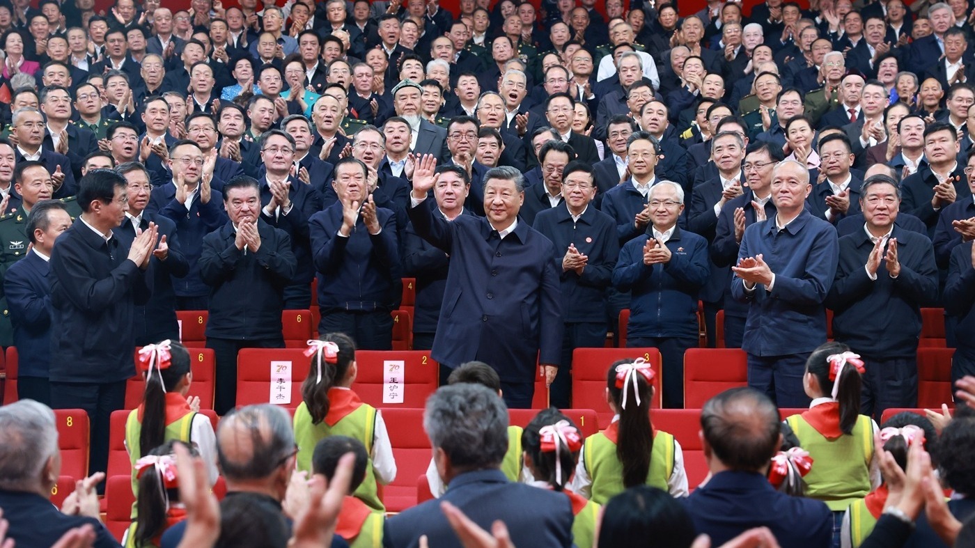 图集丨习近平观看庆祝新疆维吾尔自治区成立70周年文艺晚会《美丽新疆》