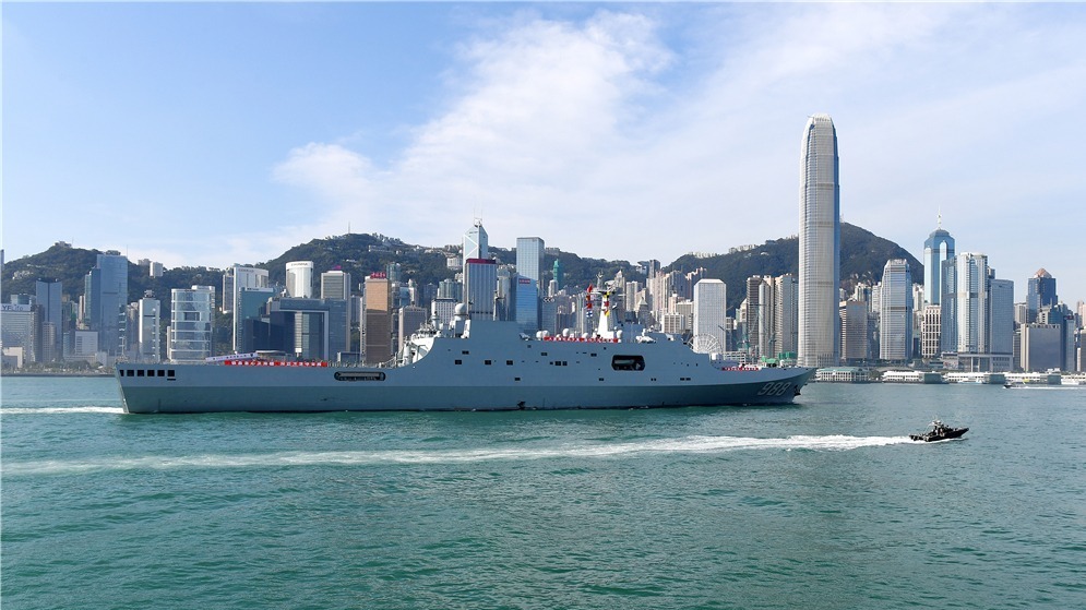 中国海军戚继光舰、沂蒙山舰抵达香港