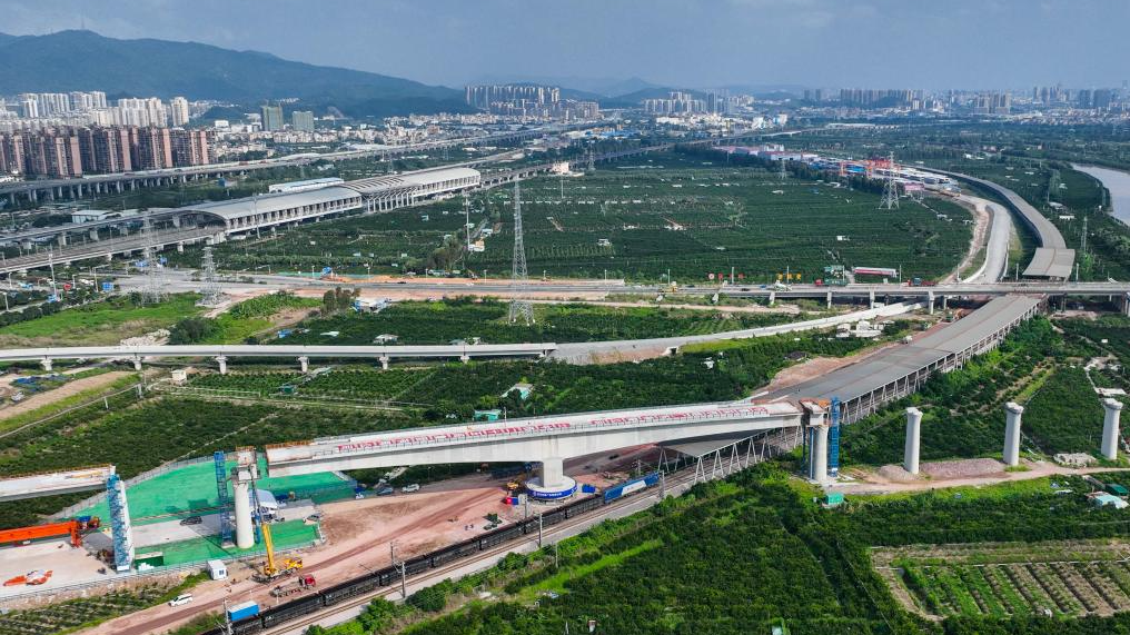 深江铁路首座转体桥成功跨越广珠货运铁路