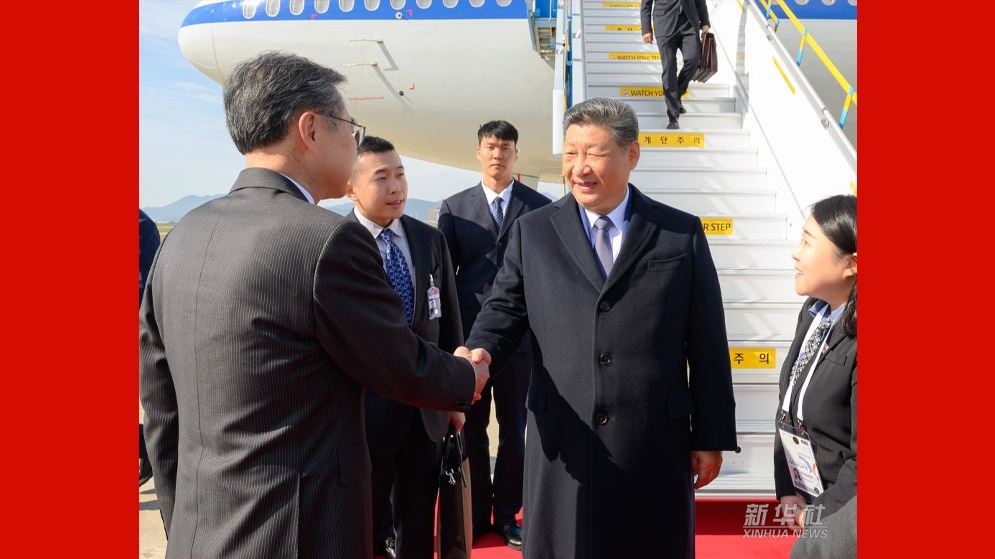 习近平抵达韩国出席亚太经合组织第三十二次领导人非正式会议并对韩国进行国事访问