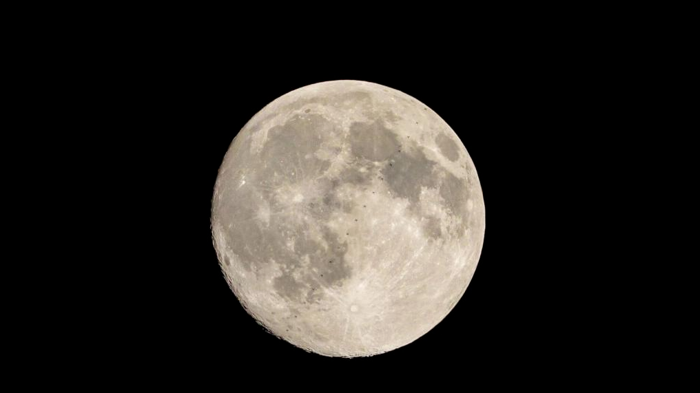 中国空间站飞过圆月