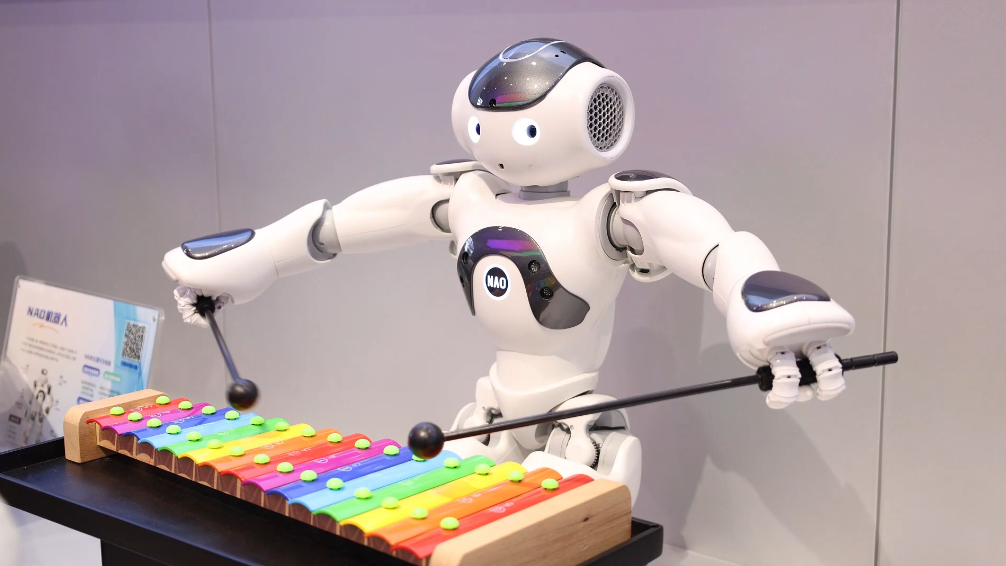 畅想人机共生新图景 全国首家人形机器人7S店探访记