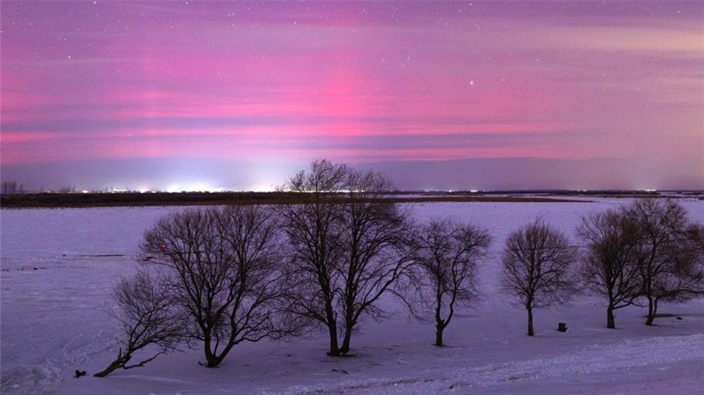 我国北方多地迎来新年首场“极光秀”