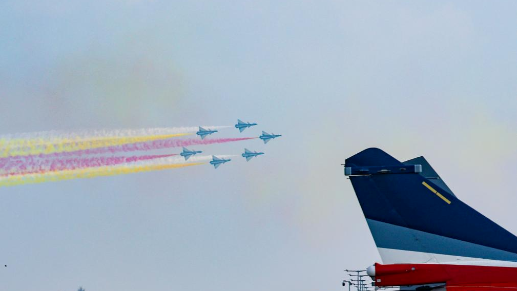 中国空军八一飞行表演队进行检验性飞行