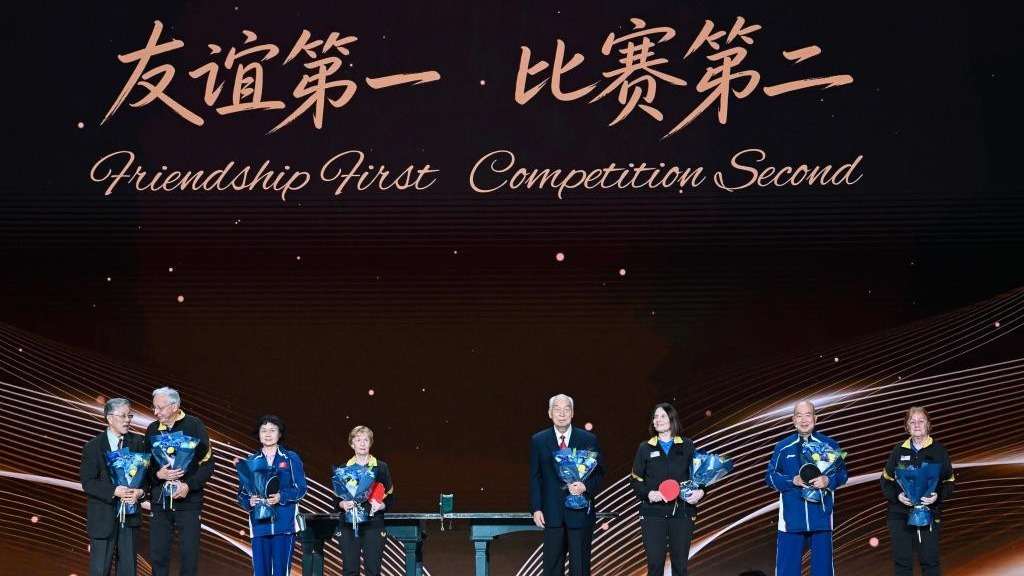 特写：“乒乓外交”亲历者时隔55年再打友谊赛