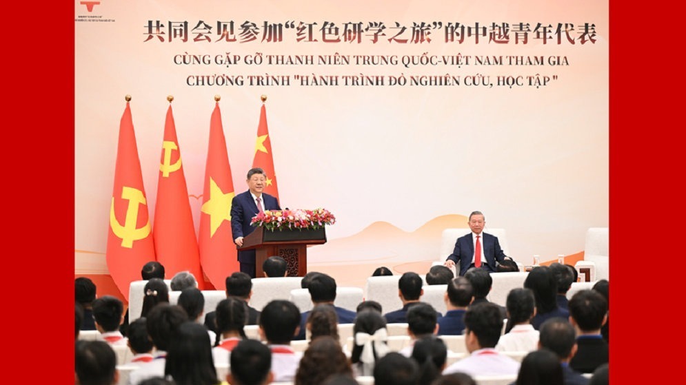 习近平同苏林共同会见中越青年代表