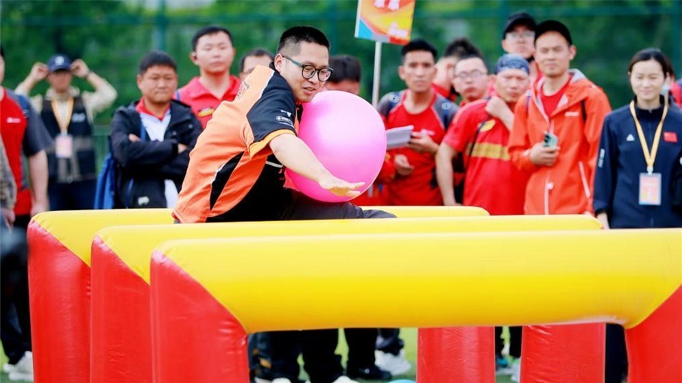 成都举行小哥运动会 超800名外卖骑手、快递员参赛