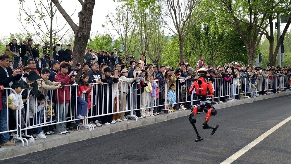 高清大图｜2026北京亦庄人形机器人半程马拉松开跑