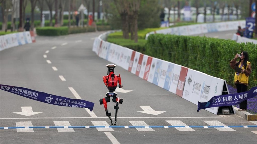 创造人机竞速新历史——人形机器人马拉松见证中国未来产业奔跑之路