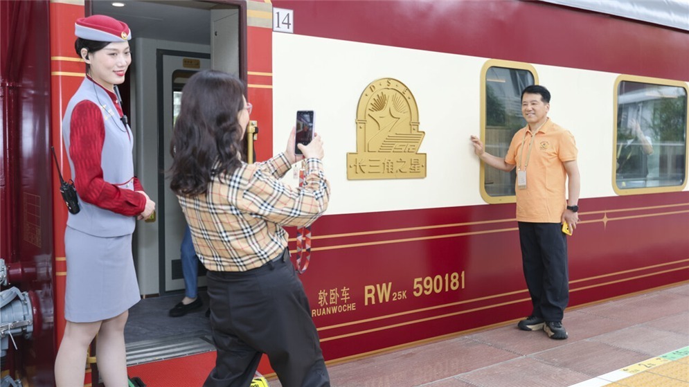 “长三角之星”舒适型旅游列车从上海首发