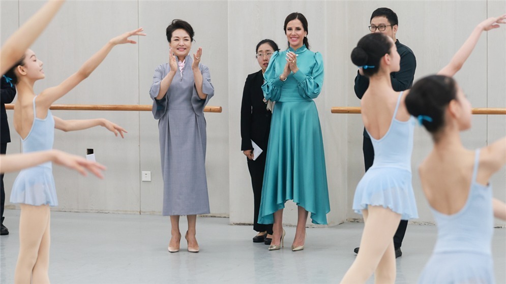 彭丽媛同塞尔维亚总统夫人塔玛拉参观北京舞蹈学院