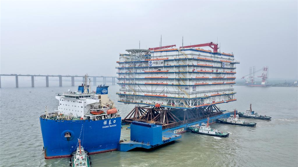 超大规模海上换流站“海风之心”江苏南通正式发运