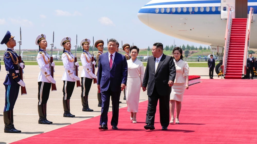 习近平抵达平壤开始对朝鲜进行国事访问