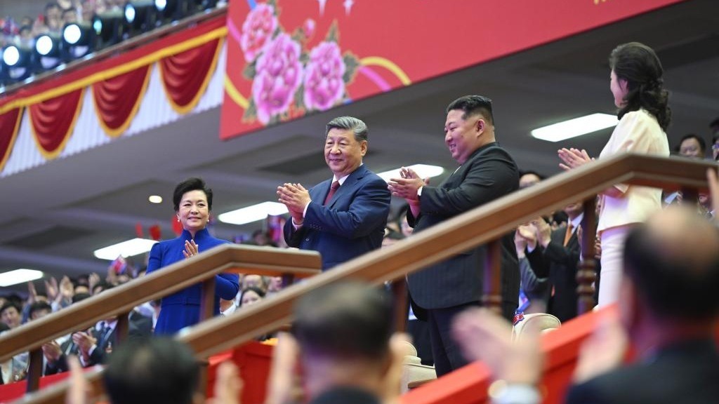 习近平和彭丽媛观看朝鲜专场文艺演出