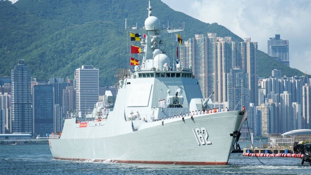 国安家好庆回归 香江舰影引热潮——南宁舰、衡阳舰抵港激发爱国热情