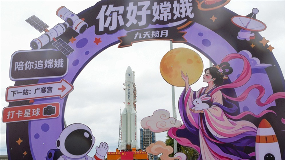 嫦娥七号计划近日择机实施发射 器箭组合体完成垂直转运