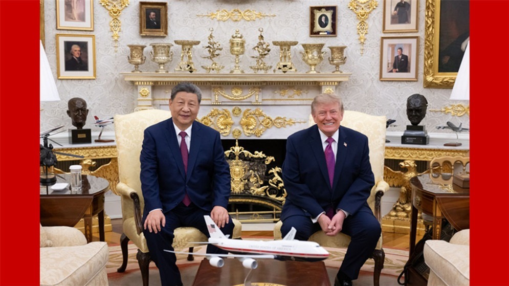 习近平同美国总统特朗普小范围交流