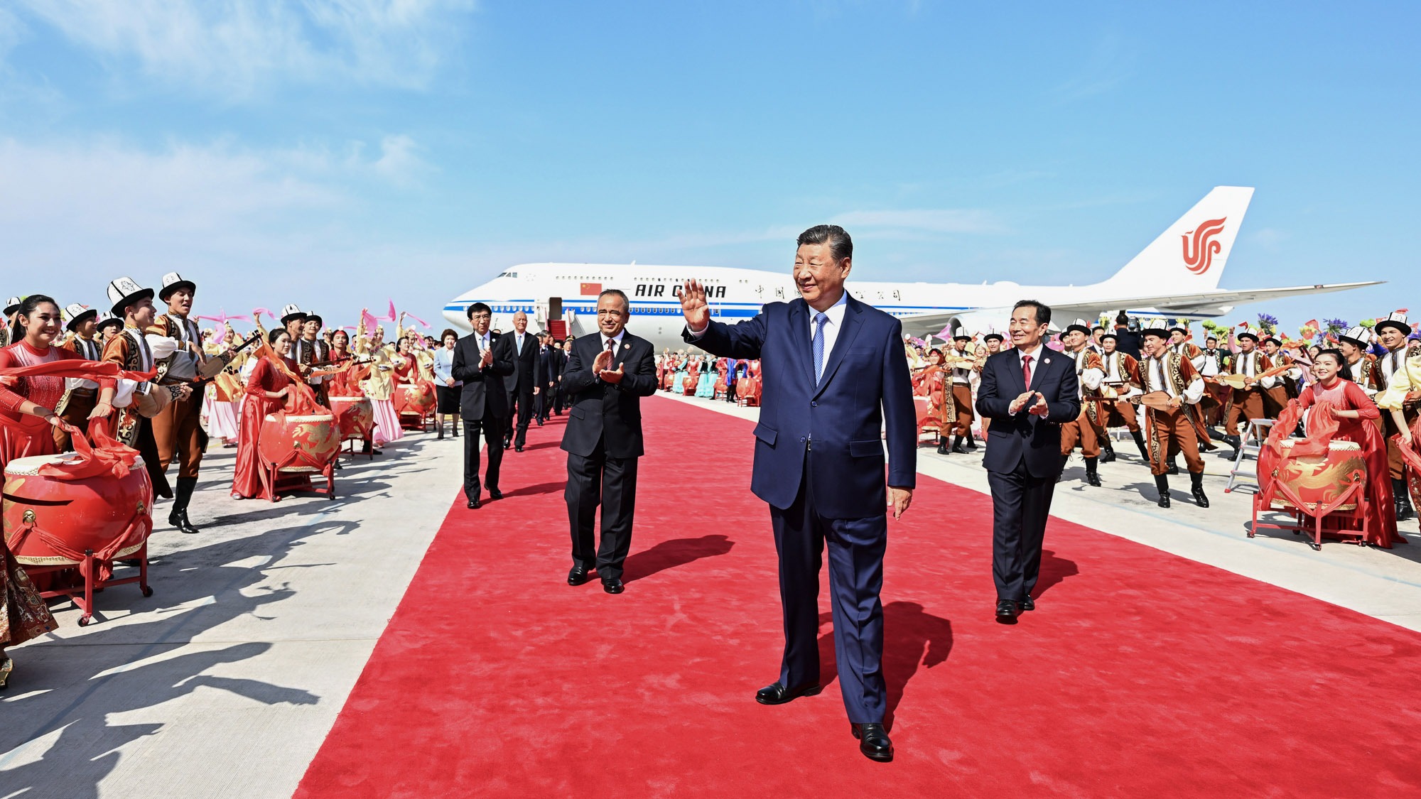 习近平率中央代表团抵达乌鲁木齐出席新疆维吾尔自治区成立70周年庆祝活动