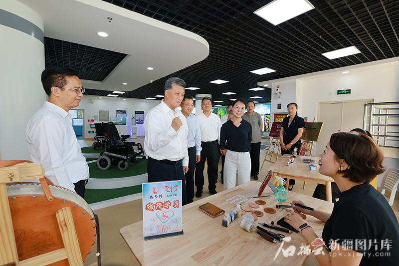 马兴瑞在自治区残联红十字会新疆贸促会调研