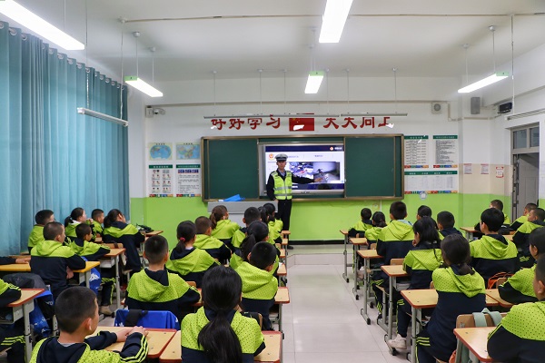 哈巴河交警走进学校开展“全国中小学生安全教育日”主题宣传.jpg