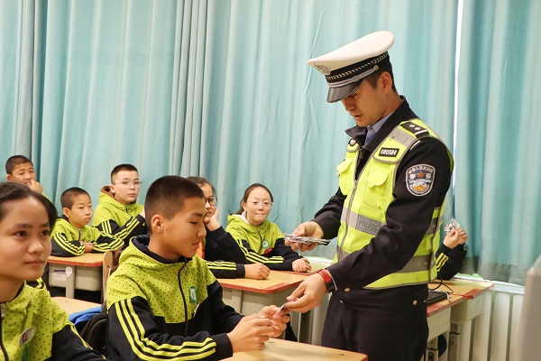 交警同志为学生发放小礼品.jpg