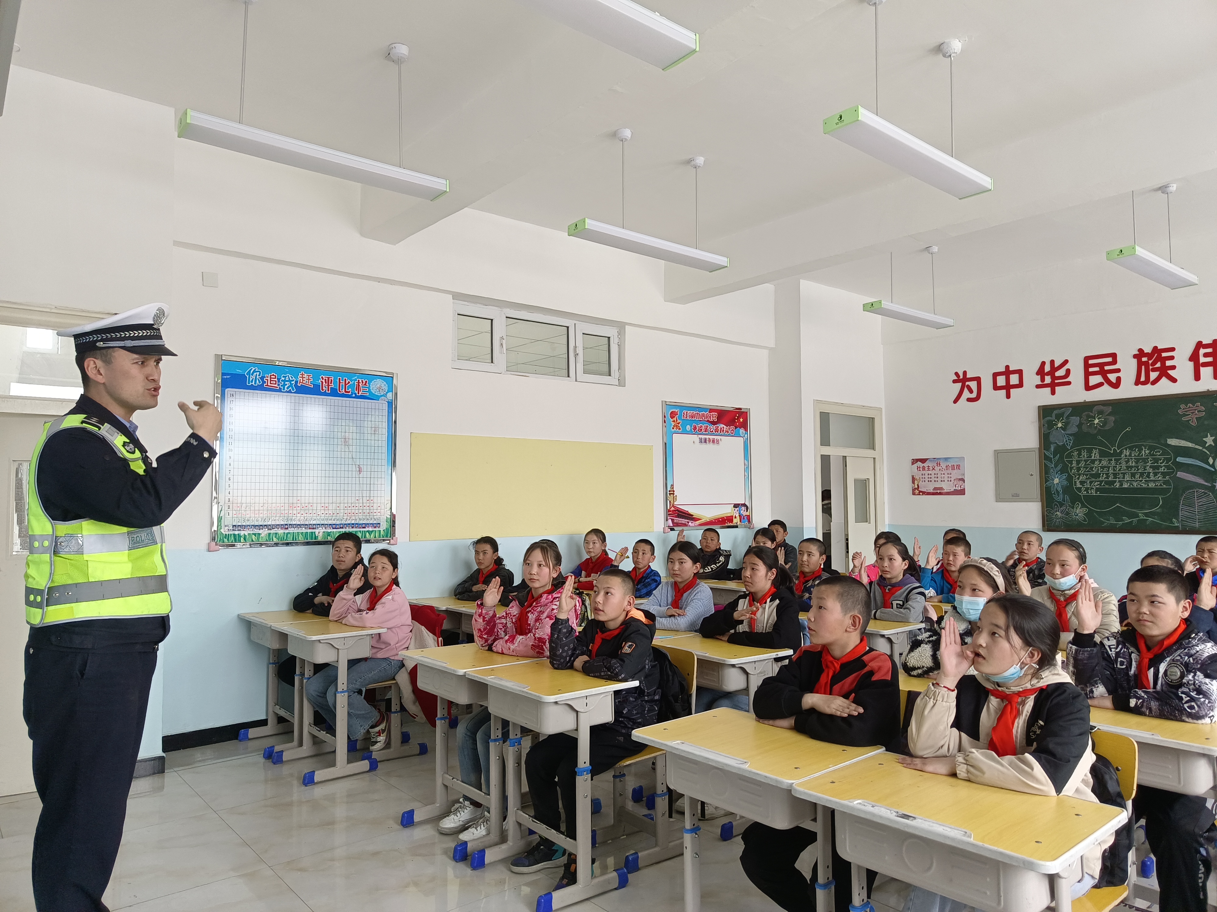 交警大队民警深入加依勒玛乡牧业寄宿学校为在校学生进行国家安全及道路交通安全宣传.jpg