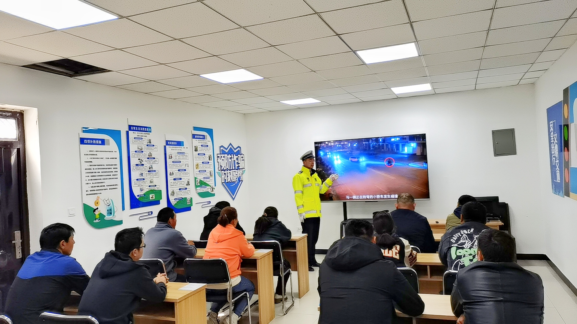 民警为机动车不礼让斑马线驾驶人员进行教育培训.jpg